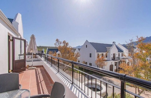 Stellenbosch Apartamento | Secure Golf Course Estate Lodge Living with a Winery, Restaurants, Views