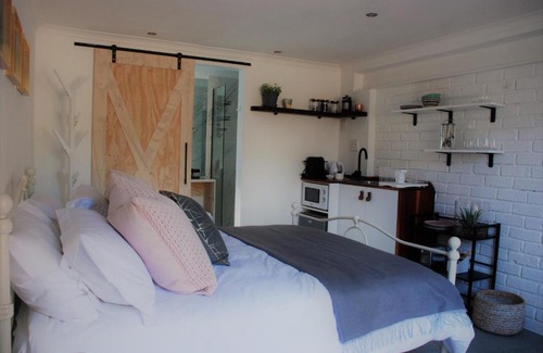 Walmer Casa | Secure, Private, Queen Room Close to Airport