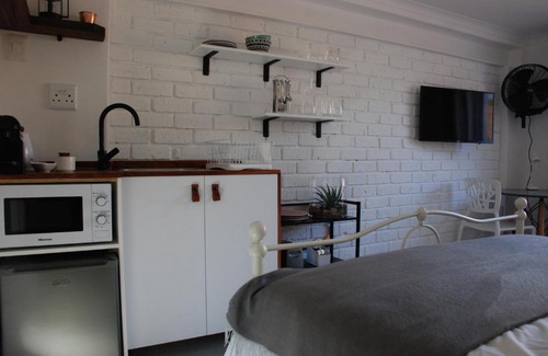 Walmer Casa | Secure, Private, Queen Room Close to Airport