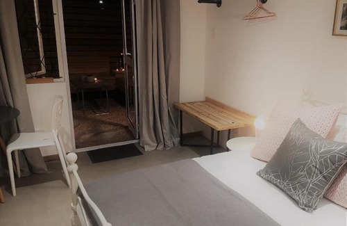 Walmer Casa | Secure, Private, Queen Room Close to Airport