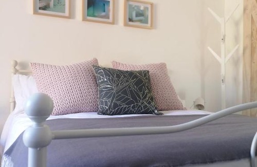 Walmer Casa | Secure, Private, Queen Room Close to Airport