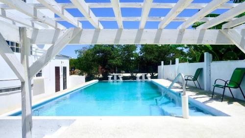 Belize City Apartamento | See Belize RELAXING Studio with Sea View Infinity Pool & Overwater Deck