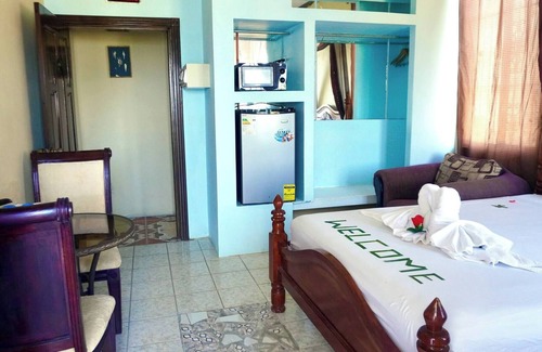 Belize City Casa | Vea Belice TRANQUILO Estudio con vista al mar, balcón, piscina y terraza sobre el agua, segundo piso