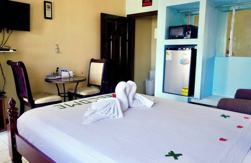Belize City Casa | Vea Belice TRANQUILO Estudio con vista al mar, balcón, piscina y terraza sobre el agua, segundo piso