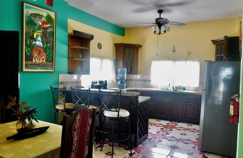 Belize City Apartamento | Apartamento de 2 habitaciones junto al agua con vista al mar y piscina