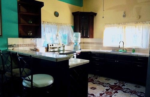 Belize City Apartamento | Apartamento de 2 habitaciones junto al agua con vista al mar y piscina