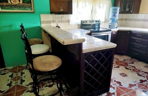 Belize City Apartamento | Apartamento de 2 habitaciones junto al agua con vista al mar y piscina