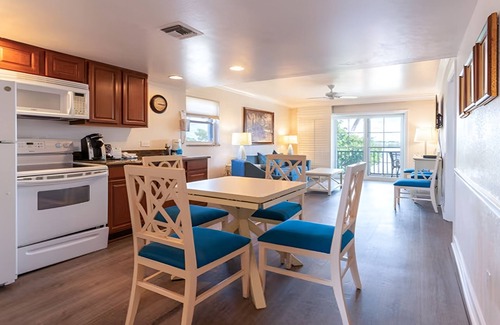 Captiva Hotel | See Breathtaking Bay Views from Your Balcony! 3BR Unit w/Kitchen | Onsite Pool