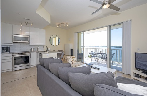 St. Petersburg - Clearwater Condominio | ¡Mira a los delfines desde el balcón! Totalmente equipado. Bañera de hidromasaje y piscina. # 410