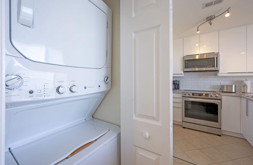 St. Petersburg - Clearwater Condominio | ¡Mira a los delfines desde el balcón! Totalmente equipado. Bañera de hidromasaje y piscina. # 410