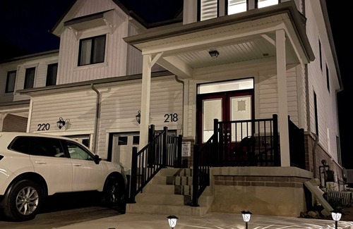 Kitchener Casa | See Plaza and 15 minutes to Golf course,Waterloo Uni,College,401, 1 hr to CN