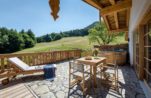Frasdorf Apartamento | Seeleben-chalet-suite 100qm, 2 Schlafzimmer, Wohnraum mit Küche, Kamin und Bad mit Sauna, Terrasse mit Whirlpool