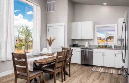 Kanab Casa | Sego Lily Loft I Near Zion l Pool I Pet Friendly
