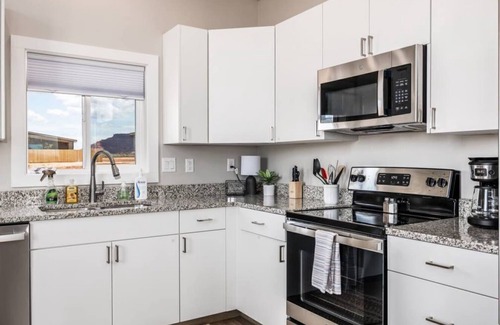 Kanab Casa | Sego Lily Loft I Near Zion l Pool I Pet Friendly