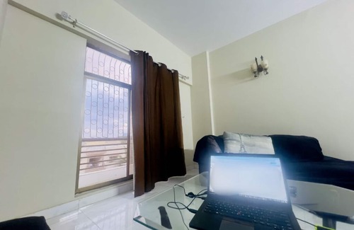 D.H.A. Apartamento | Seharcation: Stylish 1BR Urban Hideout in Prime Location