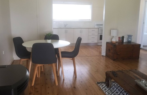 Swansea Casa | Selby Lakeside Cottage
