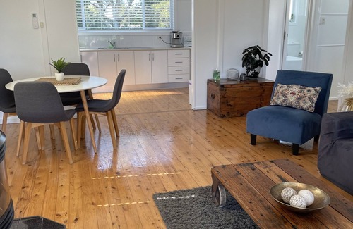 Swansea Casa | Selby Lakeside Cottage