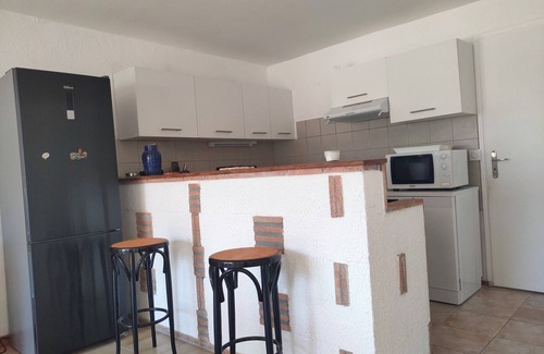 Montesquieu-des-Alberes Apartamento | Self-catering 2-bedroom apartment with pool and garden