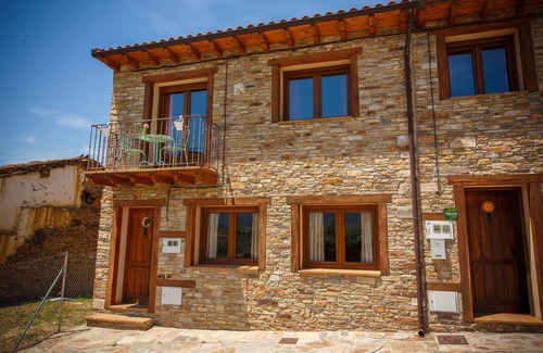 Paredes de Buitrago Chalet De Esquí | La casa Luna mantiene el calor en invierno y se conserva fresca en verano.