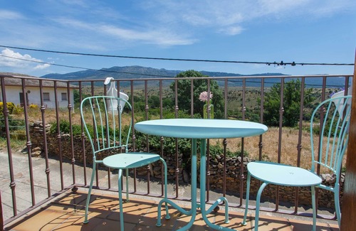 Paredes de Buitrago Chalet De Esquí | La casa Luna mantiene el calor en invierno y se conserva fresca en verano.