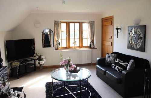 Chiddingly Apartamento | Self Catering B&B .Dog friendly with 13 acres of parkland,pool,tennis court