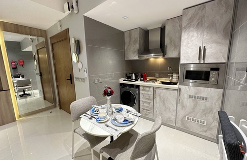 Jeddah Apartamento | Self Check-in Luxury Studio near to airport with HotTub, WiFi & 75" Smart TV