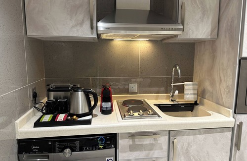 Jeddah Apartamento | Self Check-in Luxury Studio near to airport with HotTub, WiFi & 75" Smart TV