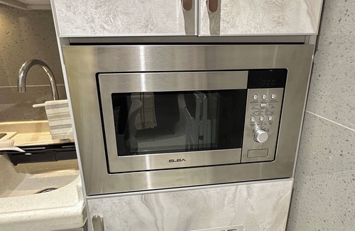 Jeddah Apartamento | Self Check-in Luxury Studio near to airport with HotTub, WiFi & 75" Smart TV