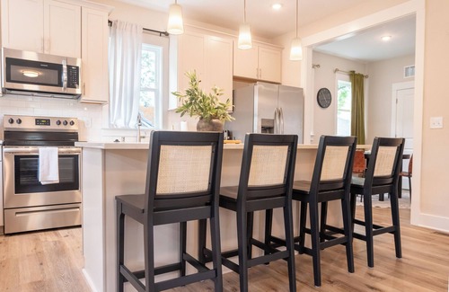 Downtown Casa | Self Check-In~Walk to Downtown~Newly Renovated