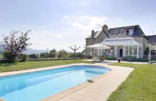 Castelnau-de-Mandailles Casa | Casa rural independiente con piscina