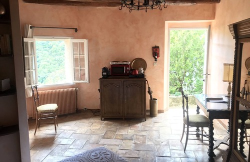 Auribeau-sur-Siagne Apartamento | Self-contained room in a medieval village. Charm and silence near Cannes.