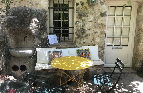 Auribeau-sur-Siagne Apartamento | Self-contained room in a medieval village. Charm and silence near Cannes.