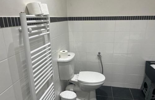 Manor Casa | Self contain studio with room, double bed, kitchen
