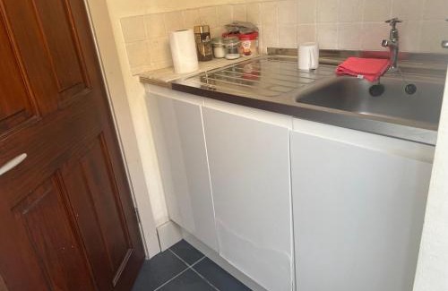 Manor Casa | Self contain studio with room, double bed, kitchen