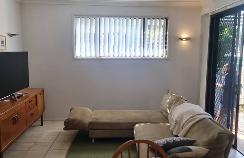 Wynnum Apartamento | Self contained bayside unit close to waterfront, markets and Wynnum & Manly CBD