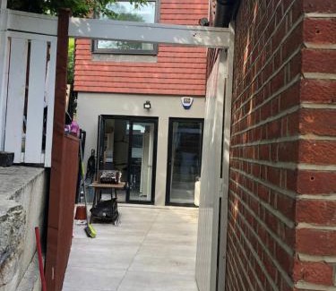 Streatham Hill Casa | Self contained ensuite double bedroom with own entrance FREE OFF STREET PARKING
