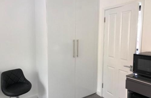 Streatham Hill Casa | Self contained ensuite double bedroom with own entrance FREE OFF STREET PARKING