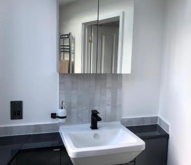 Streatham Hill Casa | Self contained ensuite double bedroom with own entrance FREE OFF STREET PARKING