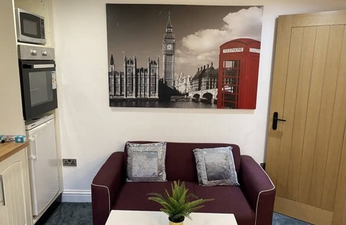 Leyton Casa | Self-contained flat with shared entrance and stairway