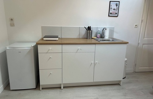 Decines-Charpieu Apartamento | Self-contained studio in Decines Centre