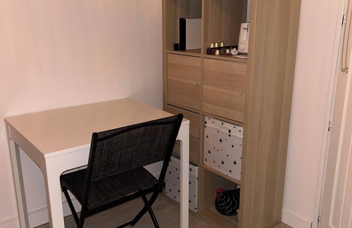 Decines-Charpieu Apartamento | Self-contained studio in Decines Centre