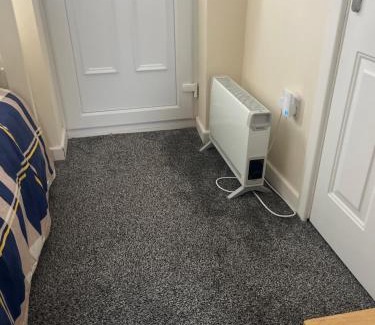 Wednesbury Cama Y Desayuno | Self contained room, en-suite with separate lockable front door, located in an exclusive area