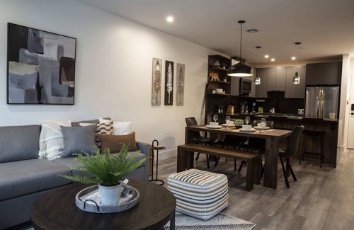 Revelstoke Apartamento | Selkirk Staytion - Stylish Condo with Hot Tub