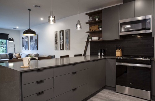 Revelstoke Apartamento | Selkirk Staytion - Stylish Condo with Hot Tub