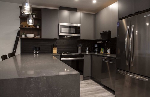 Revelstoke Apartamento | Selkirk Staytion - Stylish Condo with Hot Tub