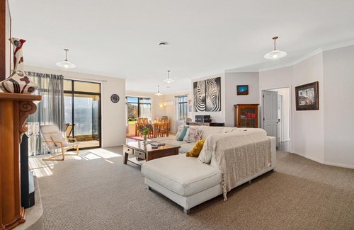 Blenheim Casa | Selmes Sanctuary - Blenheim Holiday Home