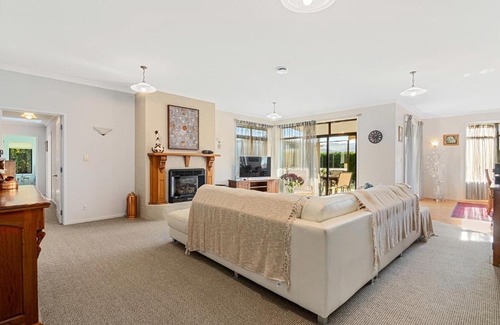 Blenheim Casa | Selmes Sanctuary - Blenheim Holiday Home