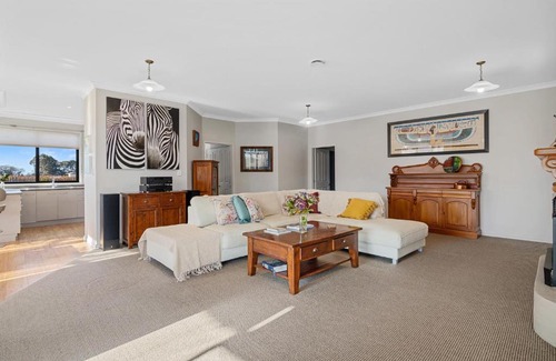 Blenheim Casa | Selmes Sanctuary - Blenheim Holiday Home