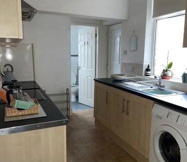 Giltbrook Casa | Selston House, 3 bedroom cosy cottage Home for up to 6 Guests, Cul-de-sac on Private road