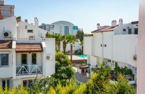 Kadnlar Denizi Mahallesi Casa | Semi Detached Villa in Complex with Shared Semi Olympic Swimming Pool in Kusadasi